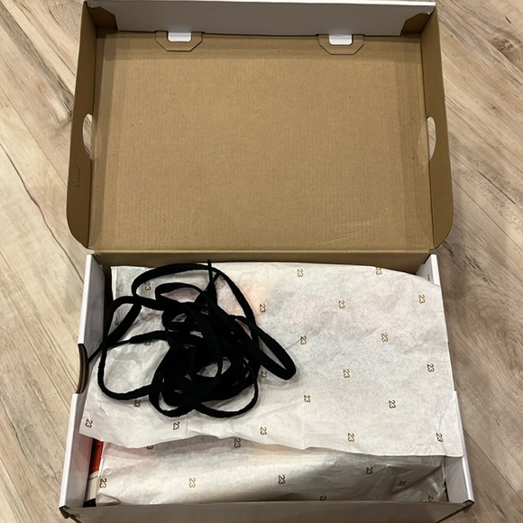 Nike Jordan 1 Low SE - Picture 8 of 8